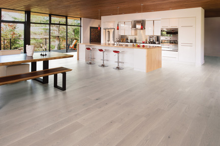 Dossier de presse | 1639-01 - Communiqué de presse | La nouvelle collection Flair de Mirage - Planchers de bois franc Mirage - Design d’intérieur résidentiel - Chêne blanc Snowdrif - Caractère léger<br> - Crédit photo : Planchers Mirage