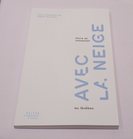 Press kit | 763-14 - Press release | 'Vivre et concevoir avec la neige au Québec' - Maison de l'architecture du Québec - Event + Exhibition - "Vivre et concevoir avec la neige au Québec", the exhibition's catalogue edited by the Maison de l'architecture du Québec (MAQ). - Photo credit: Alain Laforest / Maison de l'architecture du Québec