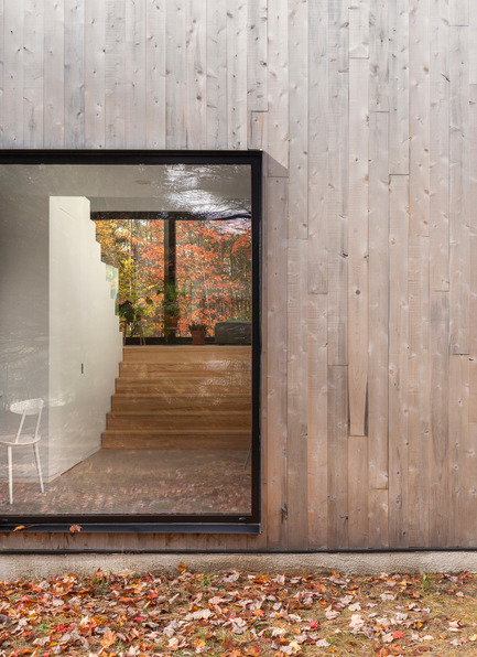 Dossier de presse | 1113-04 - Communiqué de presse | Maison Terrebonne - la SHED architecture - Architecture résidentielle - Vue à travers la maison - Crédit photo : Maxime Brouillet
