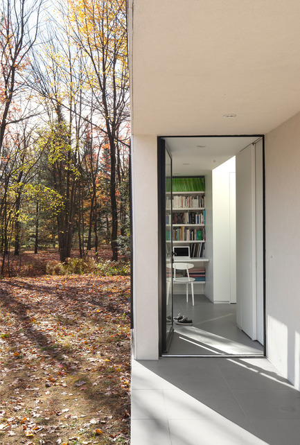 Dossier de presse | 1113-04 - Communiqué de presse | Maison Terrebonne - la SHED architecture - Architecture résidentielle - Entrée - Crédit photo : Maxime Brouillet