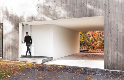 Dossier de presse | 1113-04 - Communiqué de presse | Maison Terrebonne - la SHED architecture - Architecture résidentielle - Stationnement couvert<br> - Crédit photo : Maxime Brouillet