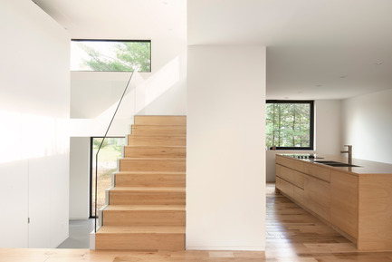 Dossier de presse | 1113-04 - Communiqué de presse | Maison Terrebonne - la SHED architecture - Architecture résidentielle - Escalier et cuisine - Crédit photo : Maxime Brouillet