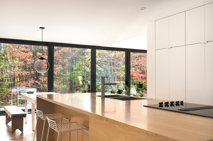 Dossier de presse | 1113-04 - Communiqué de presse | Maison Terrebonne - la SHED architecture - Architecture résidentielle - Cuisine et vue sur l'extérieur - Crédit photo : Maxime Brouillet