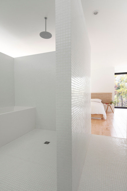 Dossier de presse | 1113-04 - Communiqué de presse | Maison Terrebonne - la SHED architecture - Architecture résidentielle - Salle de bain - Crédit photo : Maxime Brouillet