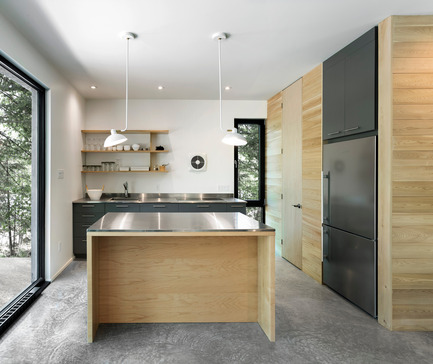 Dossier de presse | 1095-02 - Communiqué de presse | Spahaus et Trihaus : l’architecture contemporaine se démocratise en nature - Fraternité-sur-Lac & YH2 - Immobilier - SPAHAUS - CUISINE - Crédit photo :         Julien Perron-Gagné