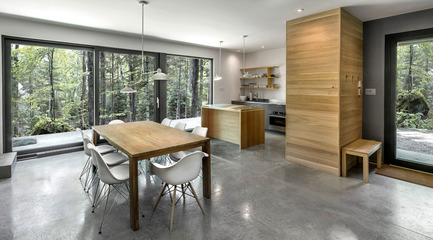 Dossier de presse | 1095-02 - Communiqué de presse | Spahaus et Trihaus : l’architecture contemporaine se démocratise en nature - Fraternité-sur-Lac & YH2 - Immobilier -  SPAHAUS - SALLE À MANGER ET CUISINE - Crédit photo :         Julien Perron-Gagné