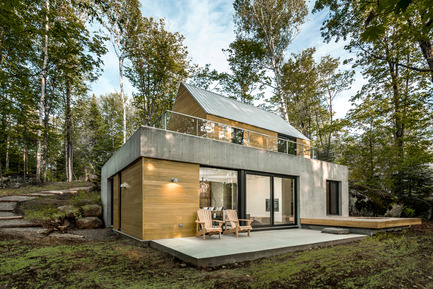Dossier de presse | 1095-02 - Communiqué de presse | Spahaus et Trihaus : l’architecture contemporaine se démocratise en nature - Fraternité-sur-Lac & YH2 - Immobilier - SPAHAUS - VUE EXTÉRIEURE - Crédit photo :         Julien Perron-Gagné