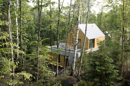 Dossier de presse | 1095-02 - Communiqué de presse | Spahaus et Trihaus : l’architecture contemporaine se démocratise en nature - Fraternité-sur-Lac & YH2 - Immobilier - SPAHAUS - VUE EXTÉRIEURE - Crédit photo :         Julien Perron-Gagné