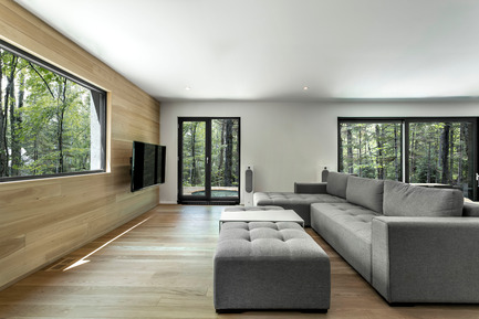Dossier de presse | 1095-02 - Communiqué de presse | Spahaus et Trihaus : l’architecture contemporaine se démocratise en nature - Fraternité-sur-Lac & YH2 - Immobilier - SPAHAUS - SÉJOUR - Crédit photo :         Julien Perron-Gagné