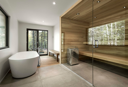 Dossier de presse | 1095-02 - Communiqué de presse | Spahaus et Trihaus : l’architecture contemporaine se démocratise en nature - Fraternité-sur-Lac & YH2 - Immobilier - SPAHAUS - SALLE DE BAIN ET SAUNA - Crédit photo :         Julien Perron-Gagné