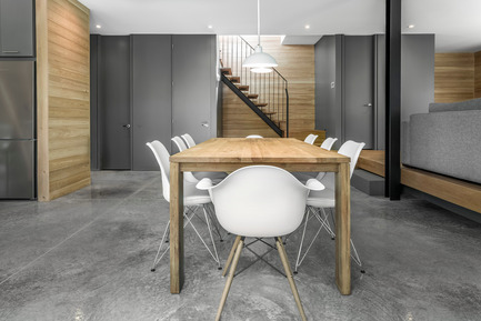Dossier de presse | 1095-02 - Communiqué de presse | Spahaus et Trihaus : l’architecture contemporaine se démocratise en nature - Fraternité-sur-Lac & YH2 - Immobilier - SPAHAUS - SALLE À MANGER - Crédit photo :         Julien Perron-Gagné