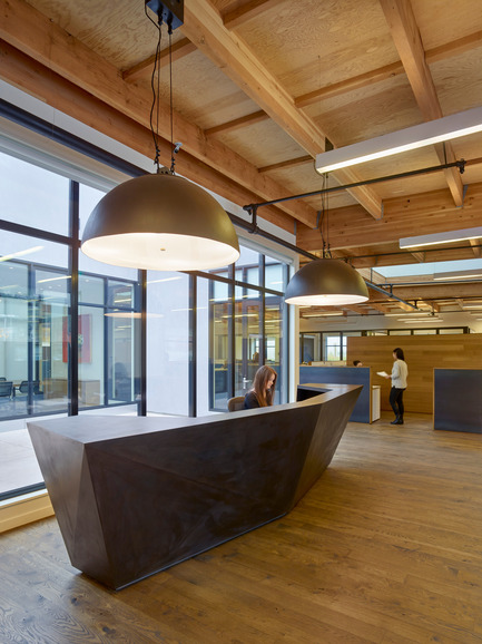 Dossier de presse | 1733-01 - Communiqué de presse | Studio VARA Adaptive Reuse Project Transforms Retail Building into New Open Office Space - Studio VARA - Architecture commerciale -         Custom reception desk and fixtures greet visitors. - Crédit photo : Bruce Damonte