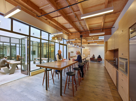 Dossier de presse | 1733-01 - Communiqué de presse | Studio VARA Adaptive Reuse Project Transforms Retail Building into New Open Office Space - Studio VARA - Architecture commerciale -         The kitchen opens onto&nbsp; the south courtyard, providing a pleasing connection to the outdoors. - Crédit photo : Bruce Damonte