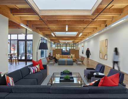 Dossier de presse | 1733-01 - Communiqué de presse | Studio VARA Adaptive Reuse Project Transforms Retail Building into New Open Office Space - Studio VARA - Architecture commerciale -         Relaxed, modern seating provides a space for employees and clients to meet in a casual setting. - Crédit photo : Bruce Damonte