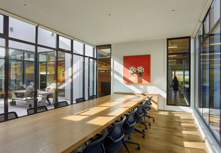 Dossier de presse | 1733-01 - Communiqué de presse | Studio VARA Adaptive Reuse Project Transforms Retail Building into New Open Office Space - Studio VARA - Architecture commerciale -         The conference room is flanked by open-air courtyards on either side. - Crédit photo : Bruce Damonte