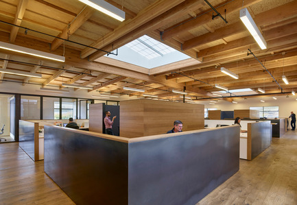 Dossier de presse | 1733-01 - Communiqué de presse | Studio VARA Adaptive Reuse Project Transforms Retail Building into New Open Office Space - Studio VARA - Architecture commerciale -         Open office bullpens are defined by steel partition walls. - Crédit photo : Bruce Damonte