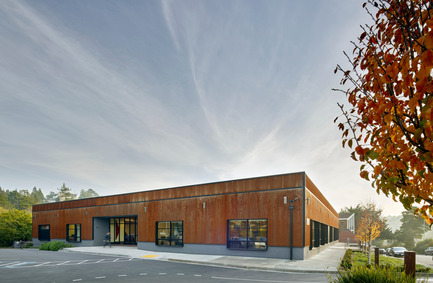 Dossier de presse | 1733-01 - Communiqué de presse | Studio VARA Adaptive Reuse Project Transforms Retail Building into New Open Office Space - Studio VARA - Architecture commerciale -         Entry - Crédit photo : Bruce Damonte