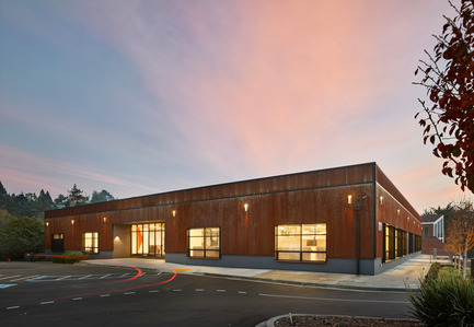 Dossier de presse | 1733-01 - Communiqué de presse | Studio VARA Adaptive Reuse Project Transforms Retail Building into New Open Office Space - Studio VARA - Architecture commerciale - Entry - Crédit photo : Bruce Damonte