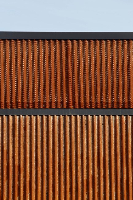 Dossier de presse | 1733-01 - Communiqué de presse | Studio VARA Adaptive Reuse Project Transforms Retail Building into New Open Office Space - Studio VARA - Architecture commerciale -         Parapet detail shows an enlarged view of the weathered corrugated metal panel skin including a corrugated metal "cornice." - Crédit photo : Bruce Damonte