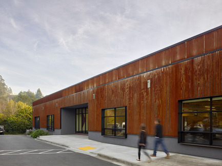 Dossier de presse | 1733-01 - Communiqué de presse | Studio VARA Adaptive Reuse Project Transforms Retail Building into New Open Office Space - Studio VARA - Architecture commerciale -         Entry - Crédit photo : Bruce Damonte