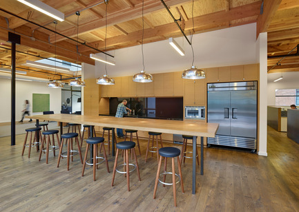 Dossier de presse | 1733-01 - Communiqué de presse | Studio VARA Adaptive Reuse Project Transforms Retail Building into New Open Office Space - Studio VARA - Architecture commerciale -         Kitchen and break area. - Crédit photo : Bruce Damonte
