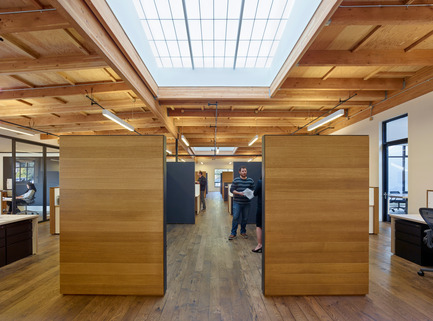 Dossier de presse | 1733-01 - Communiqué de presse | Studio VARA Adaptive Reuse Project Transforms Retail Building into New Open Office Space - Studio VARA - Architecture commerciale -         Each bullpen is lined with cork wall board on the interior. - Crédit photo : Bruce Damonte