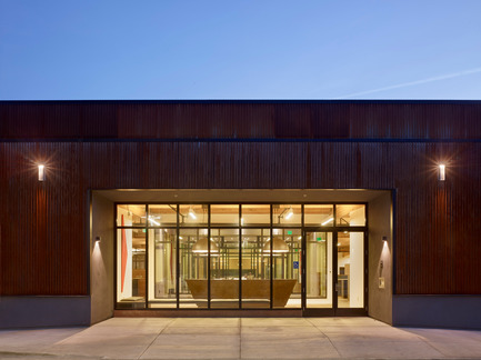 Dossier de presse | 1733-01 - Communiqué de presse | Studio VARA Adaptive Reuse Project Transforms Retail Building into New Open Office Space - Studio VARA - Architecture commerciale -         Entry Detail - Crédit photo : Bruce Damonte