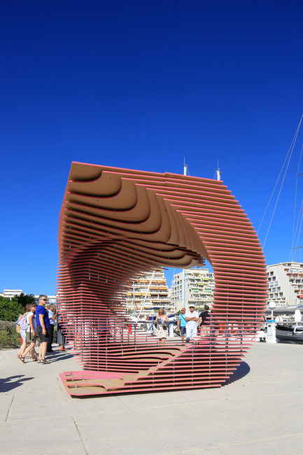 Dossier de presse | 982-26 - Communiqué de presse | Festival des Architectures Vives 2015 à Montpellier – La Grande-Motte - Association Champ Libre - Festival des Architectures Vives (FAV) - Évènement + Exposition - TOMA - Antonio Nardozzi &amp; Maria Dolores del Sol Ontalba //&nbsp;THE PORTHOLE&nbsp; - Crédit photo : Paul KOZLOWSKI ©photoarchitecture.com<br>Site&nbsp;: http://photoarchitecture.com