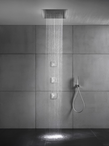 Dossier de presse | 846-16 - Communiqué de presse | Céragrès fait l’acquisition de Montréal-Les-Bains - Céragrès - Produit -         Douche à main avec tuyau en Neoperl :&nbsp;Série&nbsp;Inox /&nbsp;Blu bathworks - Pommeau de douche :&nbsp;19" encastré - Crédit photo : Blu Bathworks