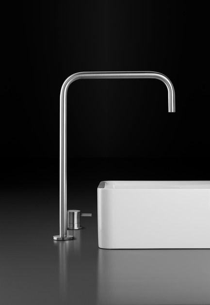 Dossier de presse | 846-16 - Communiqué de presse | Céragrès fait l’acquisition de Montréal-Les-Bains - Céragrès - Produit -         Robinet :&nbsp;Série&nbsp;Inox&nbsp;/&nbsp;Blu bathworks –&nbsp;Lavabo:&nbsp;Blu-Stone Box - Crédit photo : Blu Bathworks