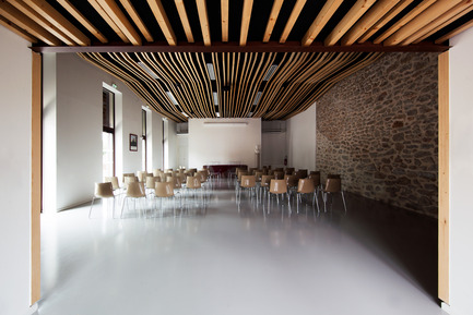 Dossier de presse | 921-09 - Communiqué de presse | Salle des mariages de Jacou - NBJ architectes - Architecture institutionnelle - Salle des Mariage de Jacou - Interieur - Crédit photo : Leslie Verdet