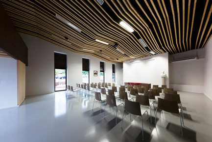 Dossier de presse | 921-09 - Communiqué de presse | Salle des mariages de Jacou - NBJ architectes - Architecture institutionnelle - Salle des Mariage de Jacou - Interieur - Crédit photo : Leslie Verdet