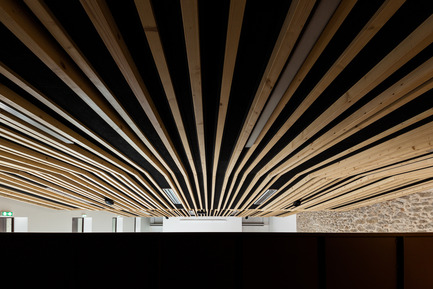 Dossier de presse | 921-09 - Communiqué de presse | Salle des mariages de Jacou - NBJ architectes - Architecture institutionnelle - Salle des Mariage de Jacou - Interieur - Crédit photo : Leslie Verdet
