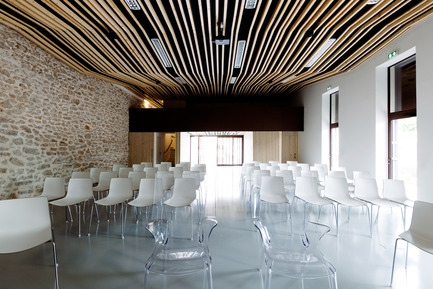 Dossier de presse | 921-09 - Communiqué de presse | Salle des mariages de Jacou - NBJ architectes - Architecture institutionnelle - Salle des Mariage de Jacou - Interieur - Crédit photo : Leslie Verdet