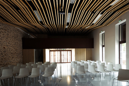 Dossier de presse | 921-09 - Communiqué de presse | Salle des mariages de Jacou - NBJ architectes - Architecture institutionnelle - Salle des Mariage de Jacou - Interieur - Crédit photo : Leslie Verdet