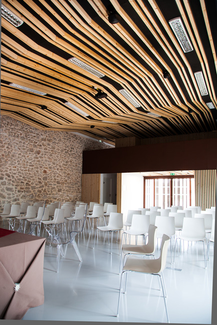 Dossier de presse | 921-09 - Communiqué de presse | Salle des mariages de Jacou - NBJ architectes - Architecture institutionnelle - Salle des Mariage de Jacou - Interieur - Crédit photo : Leslie Verdet