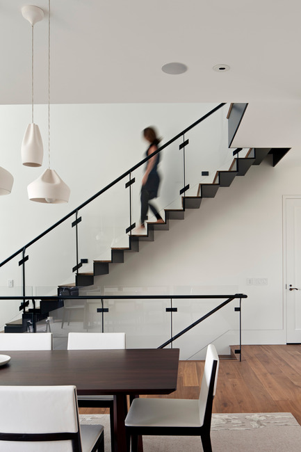 Dossier de presse | 1733-02 - Communiqué de presse | Noe Residence - Studio VARA - Architecture résidentielle -   The bent steel staircase cantilevers into the open foyer. - Crédit photo : Bruce Damonte
