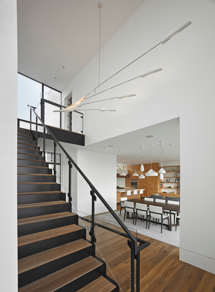 Dossier de presse | 1733-02 - Communiqué de presse | Noe Residence - Studio VARA - Architecture résidentielle -  A custom light fixture can be viewed from various points in the foyer. - Crédit photo : Bruce Damonte
