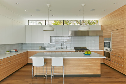 Dossier de presse | 1733-02 - Communiqué de presse | Noe Residence - Studio VARA - Architecture résidentielle -  Random-matched olive ash veneer runs throughout the kitchen. - Crédit photo : Bruce Damonte