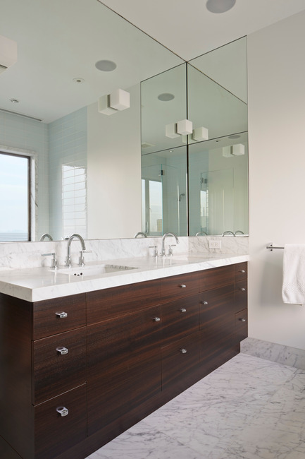 Dossier de presse | 1733-02 - Communiqué de presse | Noe Residence - Studio VARA - Architecture résidentielle -   The master bathroom features fumed eucalyptus and Carrera marble.   - Crédit photo : Bruce Damonte