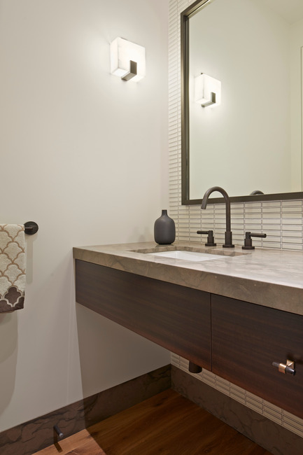 Dossier de presse | 1733-02 - Communiqué de presse | Noe Residence - Studio VARA - Architecture résidentielle - A wall-to-wall vanity is cantilevered in the powder room. - Crédit photo : Bruce Damonte