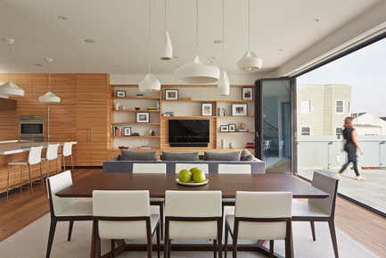 Dossier de presse | 1733-02 - Communiqué de presse | Noe Residence - Studio VARA - Architecture résidentielle -   Fumed oak floors and olive ash cabinets unifies the kitchen, living and dining area into a single space . - Crédit photo : Bruce Damonte