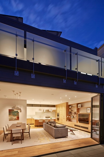 Dossier de presse | 1733-02 - Communiqué de presse | Noe Residence - Studio VARA - Architecture résidentielle -  A folding window wall opens the living area to an outdoor deck. - Crédit photo : Bruce Damonte