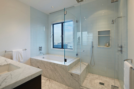 Dossier de presse | 1733-02 - Communiqué de presse | Noe Residence - Studio VARA - Architecture résidentielle - A view of the Bay is framed over the bath and reflected in the expansive mirror. - Crédit photo : Bruce Damonte