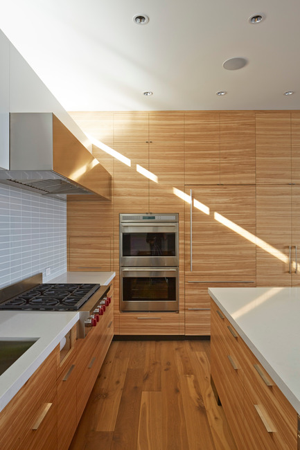 Dossier de presse | 1733-02 - Communiqué de presse | Noe Residence - Studio VARA - Architecture résidentielle -  A clerestory window allows natural light to illuminate the kitchen while maintaining privacy. - Crédit photo : Bruce Damonte