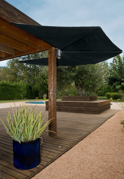 Dossier de presse | 1734-01 - Communiqué de presse | Calma becomes the first Spanish brand to win the Red Dot award: Best of the Best since 2011 - CALMA - Concours -  Wall umbrella - OM sunshade  - Crédit photo : CALMA