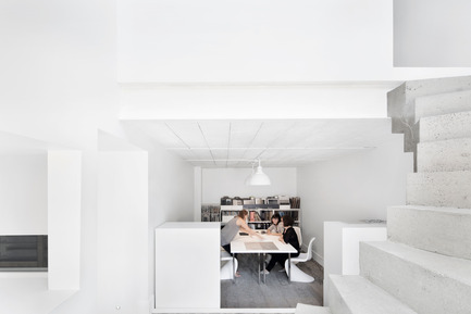 Dossier de presse | 1215-01 - Communiqué de presse | Purity of concrete - ISSASTUDIO - Design d’intérieur commercial - Greet and meet point - Crédit photo :  Adrien Wiliams 