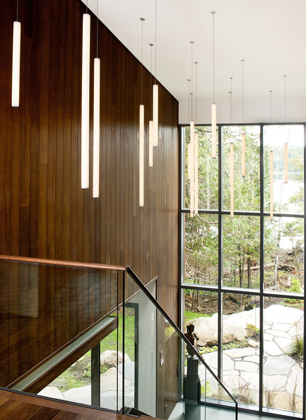 Dossier de presse | 1678-01 - Communiqué de presse | Résidence CEDRUS - BOOM TOWN - Architecture résidentielle - Escalier et vue sur le lac - Crédit photo : Angus McRitchie