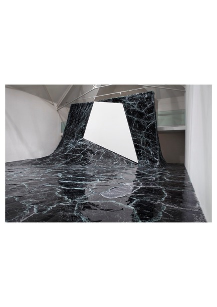 Press kit | 985-05 - Press release | Dark matter - Baptiste Debombourg - Event + Exhibition - Contextual installation in black glass, 11x8x5m / sculpture in glass float, UV glue,&nbsp; 35x18x35cm - Photo credit: Courtesy Galerie Patricia Dorfmann - Paris (FR) / Krupic Kersting - KUK - Cologne (DE) 2015<br>
