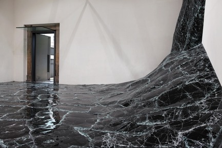 Press kit | 985-05 - Press release | Dark matter - Baptiste Debombourg - Event + Exhibition - Contextual installation in black glass, 11x8x5m / sculpture in glass float, UV glue,&nbsp; 35x18x35cm - Photo credit: Courtesy Galerie Patricia Dorfmann - Paris (FR) / Krupic Kersting - KUK - Cologne (DE) 2015<br>
